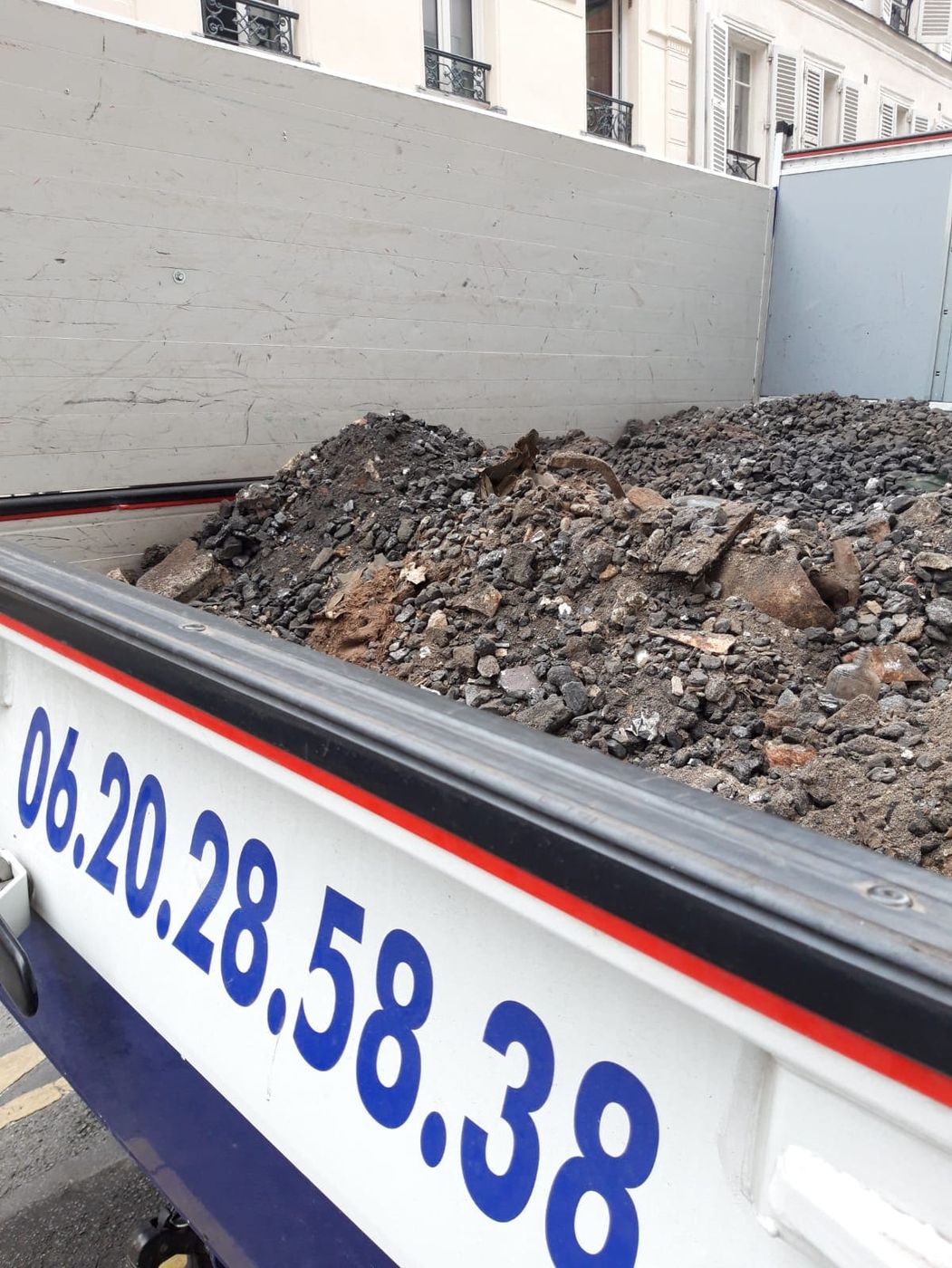 Benne Bigues Bennes avec coordonnées lors d'un chantier