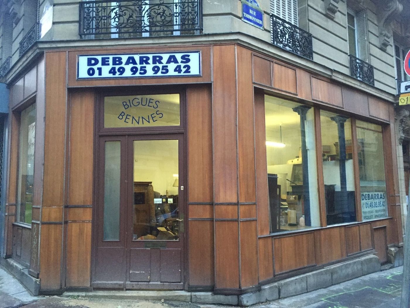 Façade bois « Débarras Récupération » de la boutique