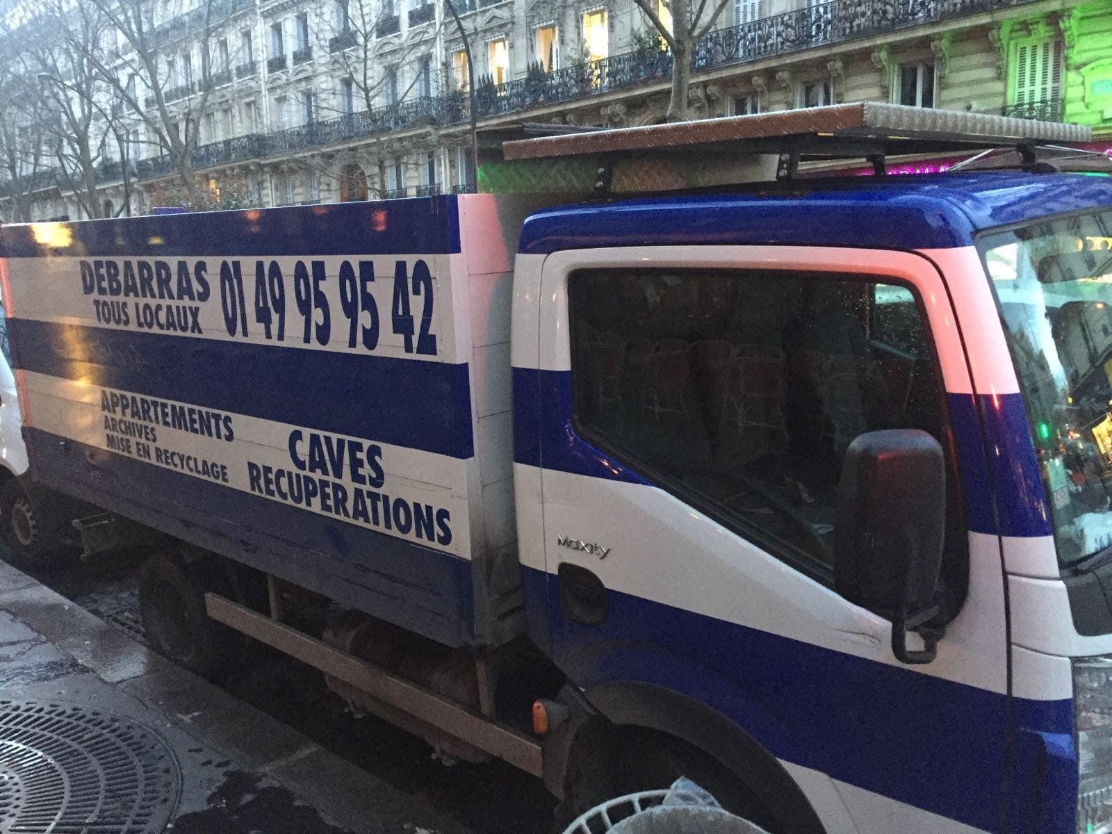 Camion Bigues Bennes lors d'un débarras dans une rue parisienne
