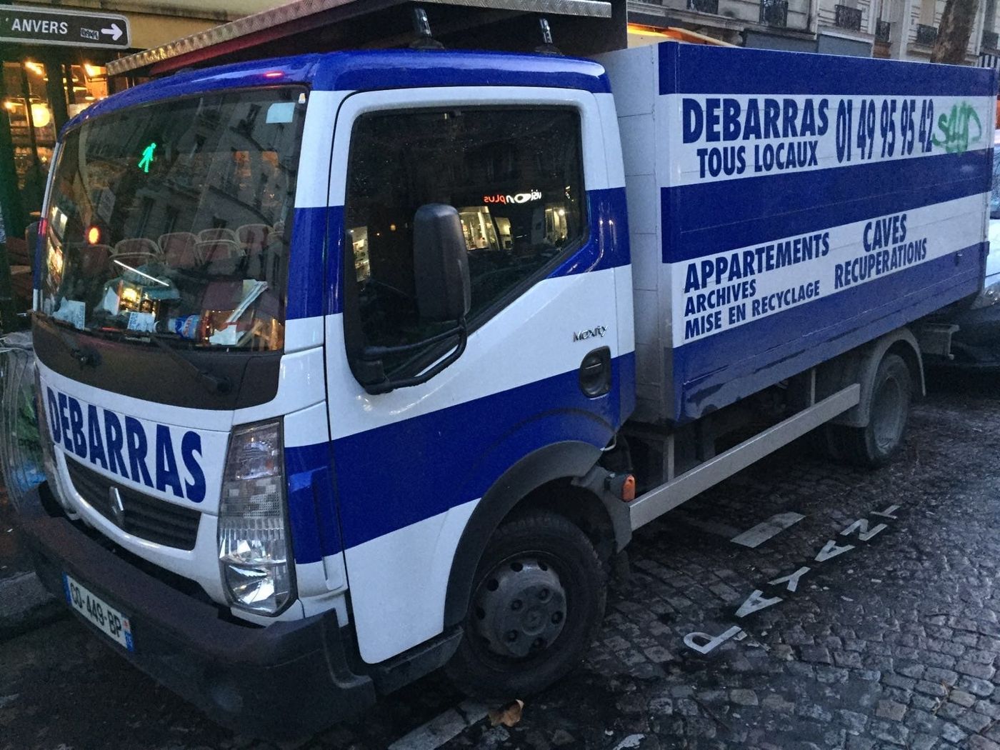 Flanc du camion Bigues Bennes avec coordonnées