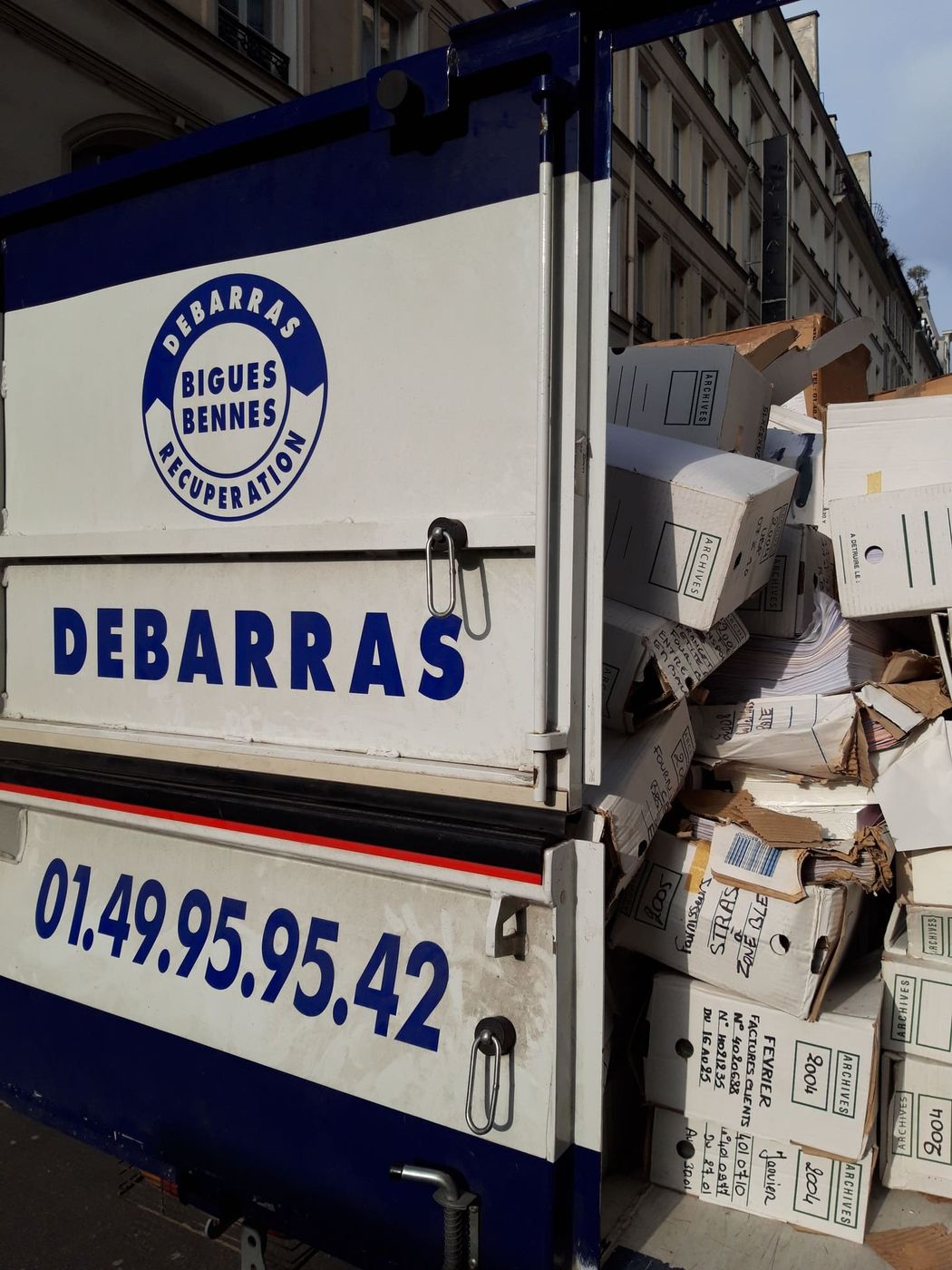 Camion de débarras Bigues Bennes en stationnement