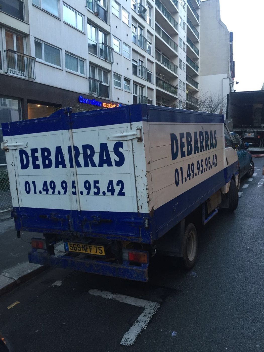 Camion plateau Bigues Bennes en intervention à Paris