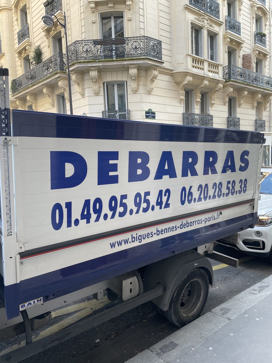 Véhicule Bigues Bennes avec coordonnées de contact