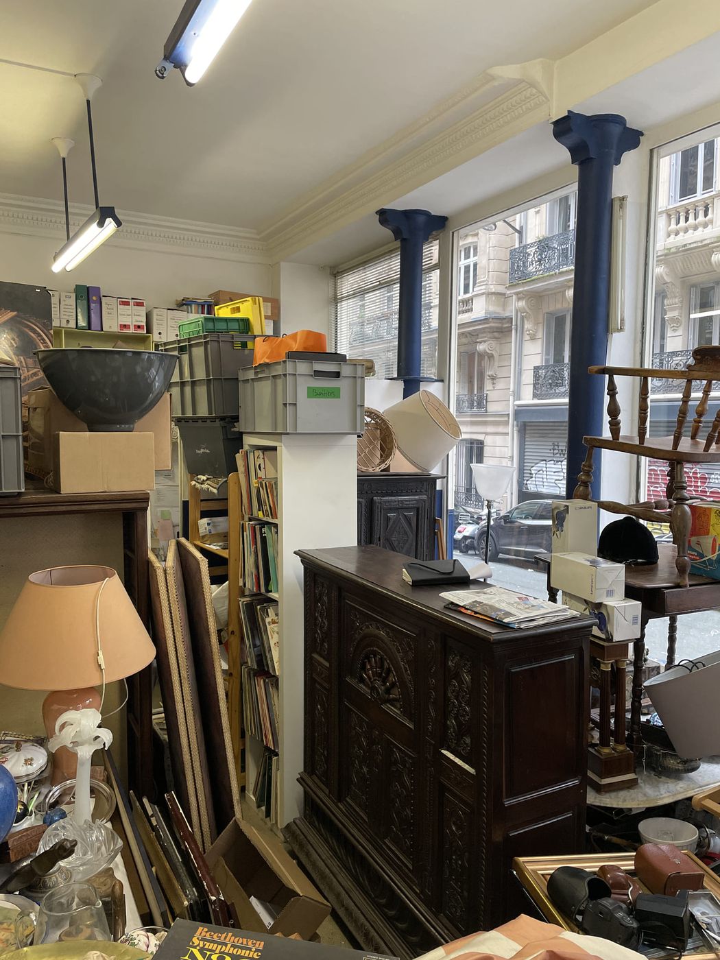 Pièce encombrée de meubles anciens avant débarras d'appartement