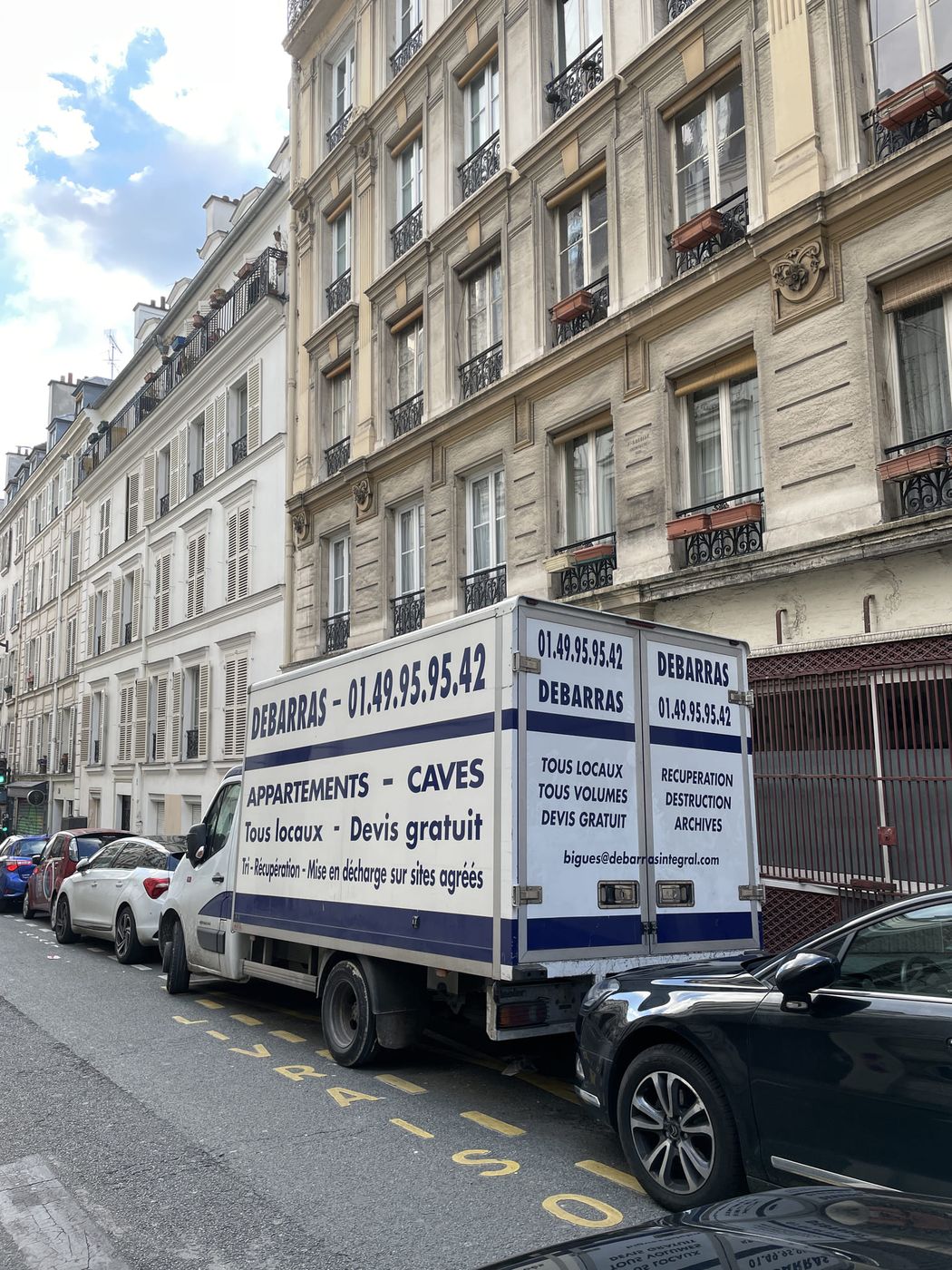 Camion Bigues Bennes dans une rue haussmannienne