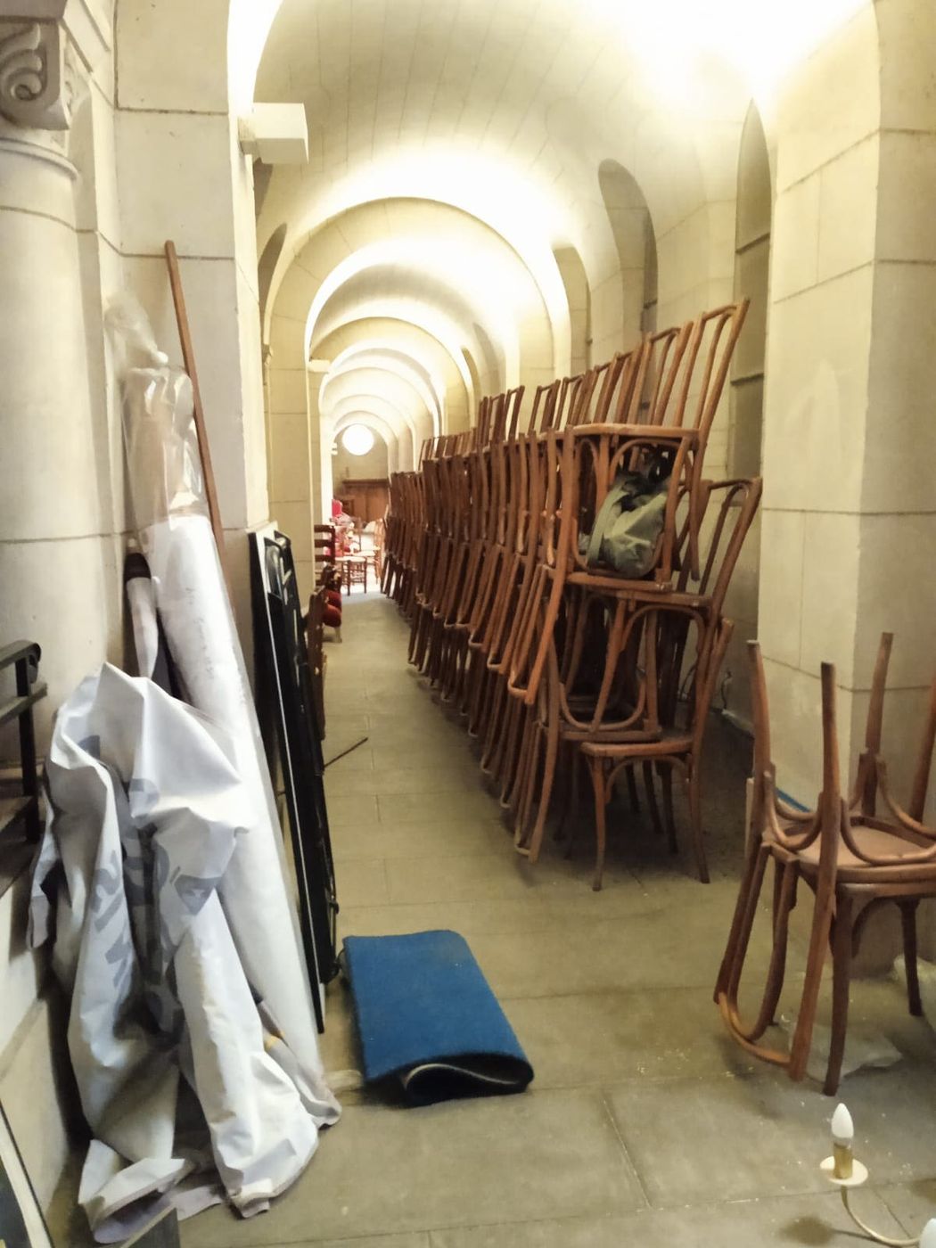 Cave voûtée parisienne en cours de débarras