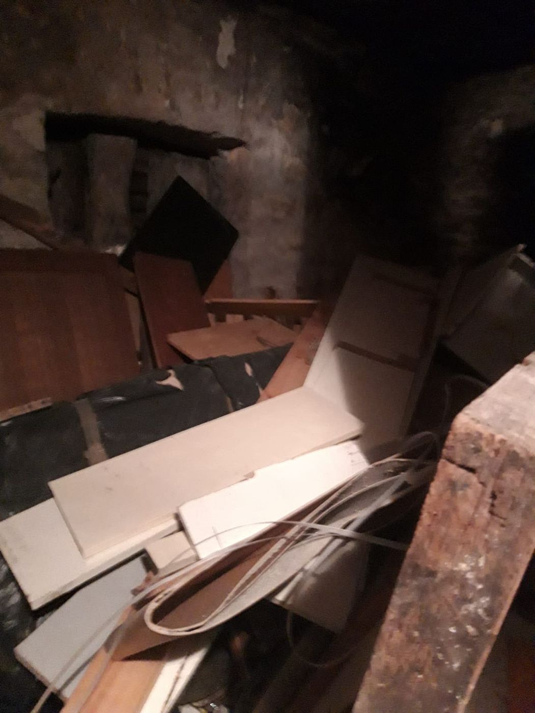 Cave sombre en cours de débarras