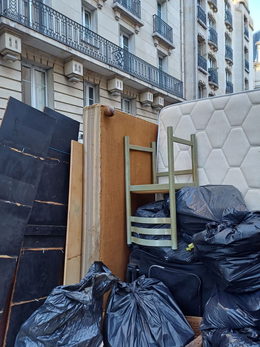 Matelas et sacs évacués lors d'un débarras de logement insalubre