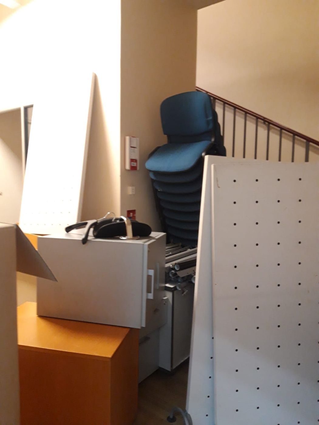 Mobilier de bureau empilé avant enlèvement