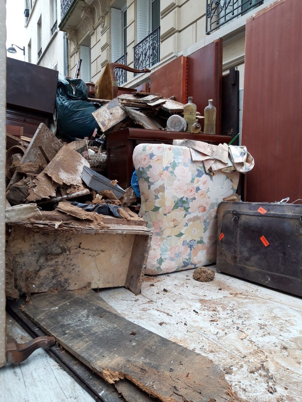 Objets en vrac évacués lors d'un débarras de grenier