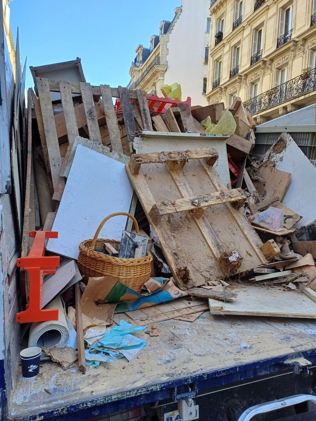 Encombrants chargés sur plateau lors d'une intervention parisienne