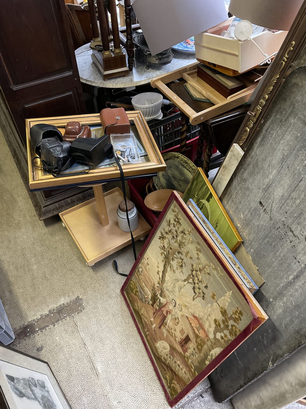 Cadres et objets posés sur les meubles avant tri du grenier