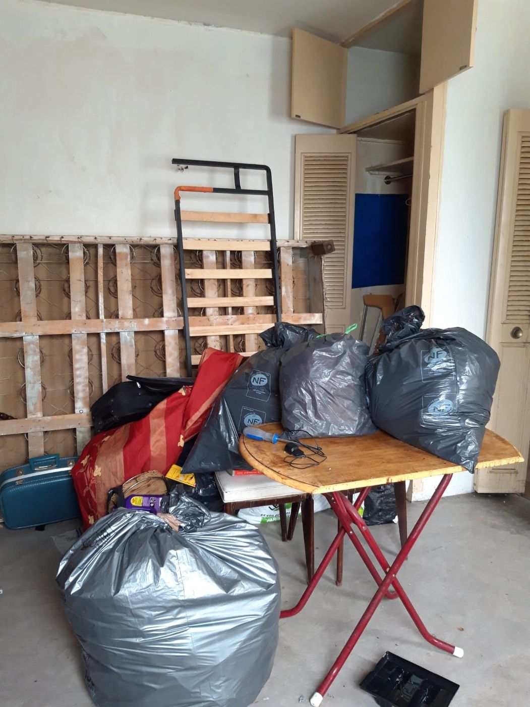 Tri du matériel en cours dans des locaux professionnels