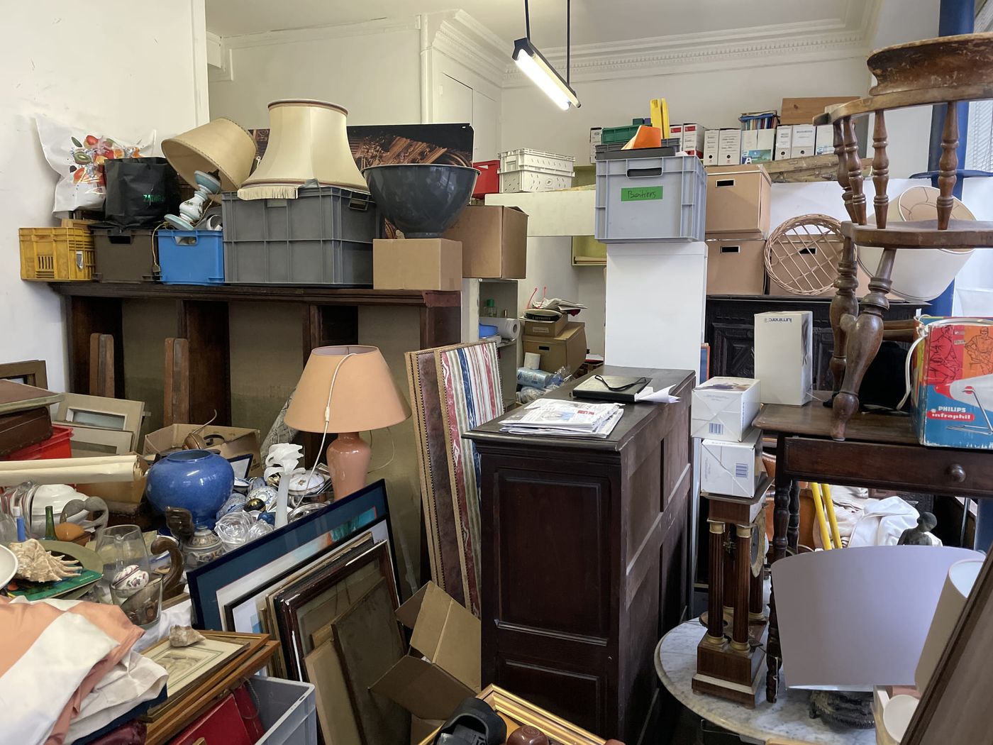 Meubles et objets rassemblés avant évacuation dans une maison en région parisienne