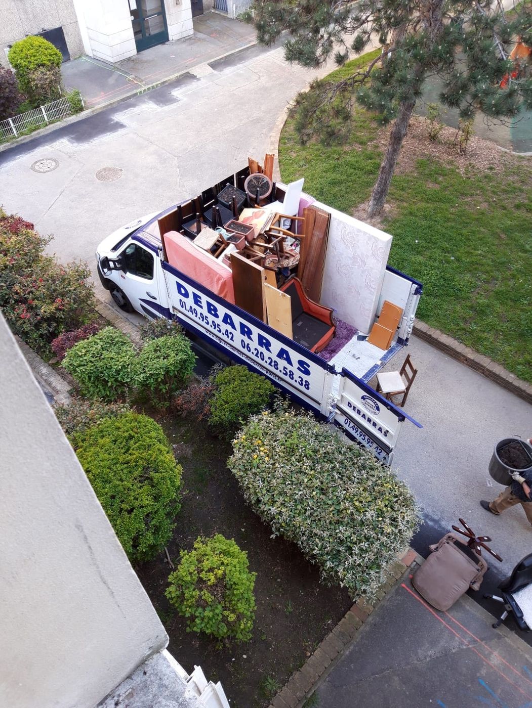 Camion Bigues Bennes chargé vu de haut dans la cour d'une maison