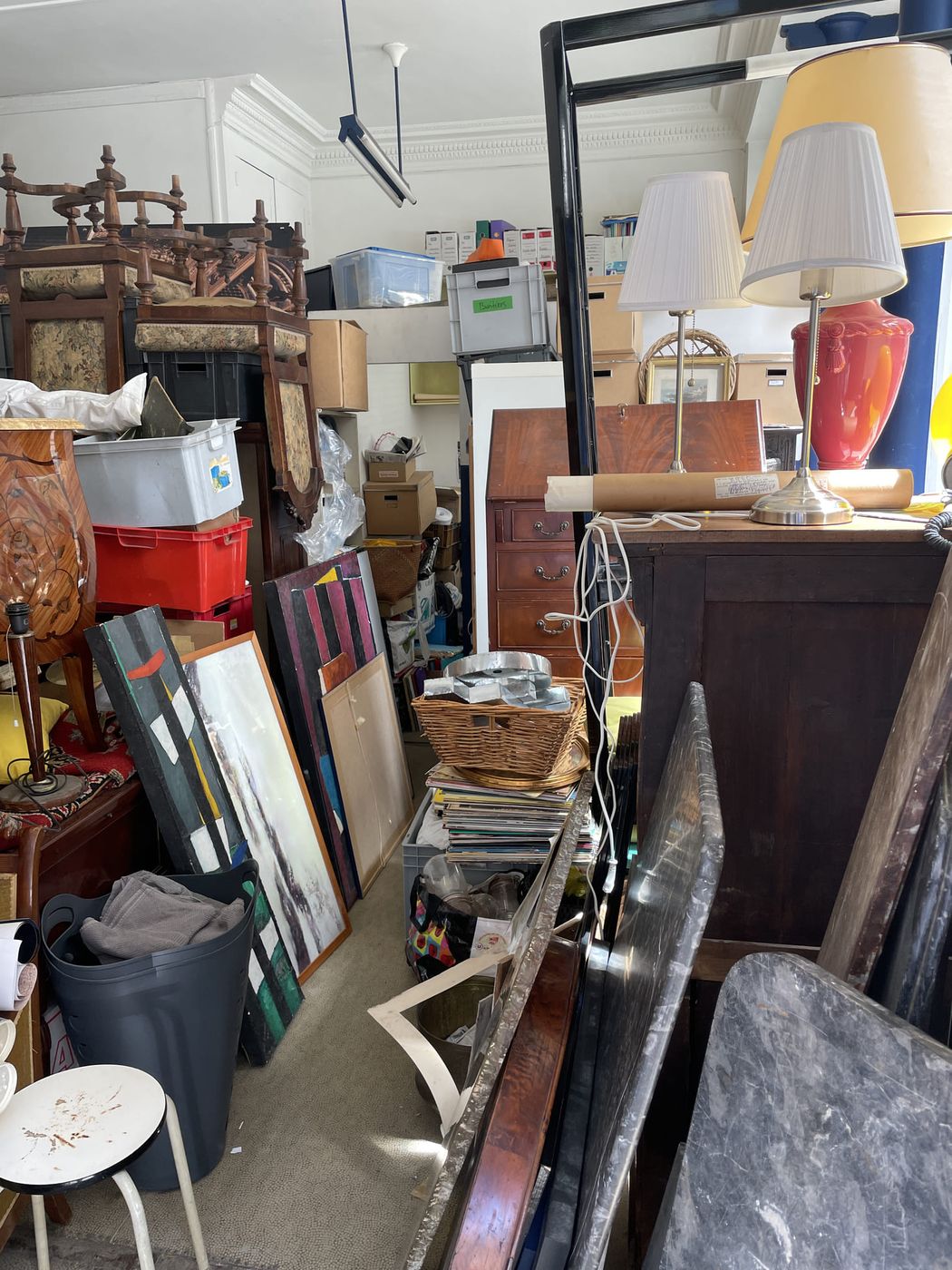 Meubles et miroirs anciens rassemblés avant enlèvement