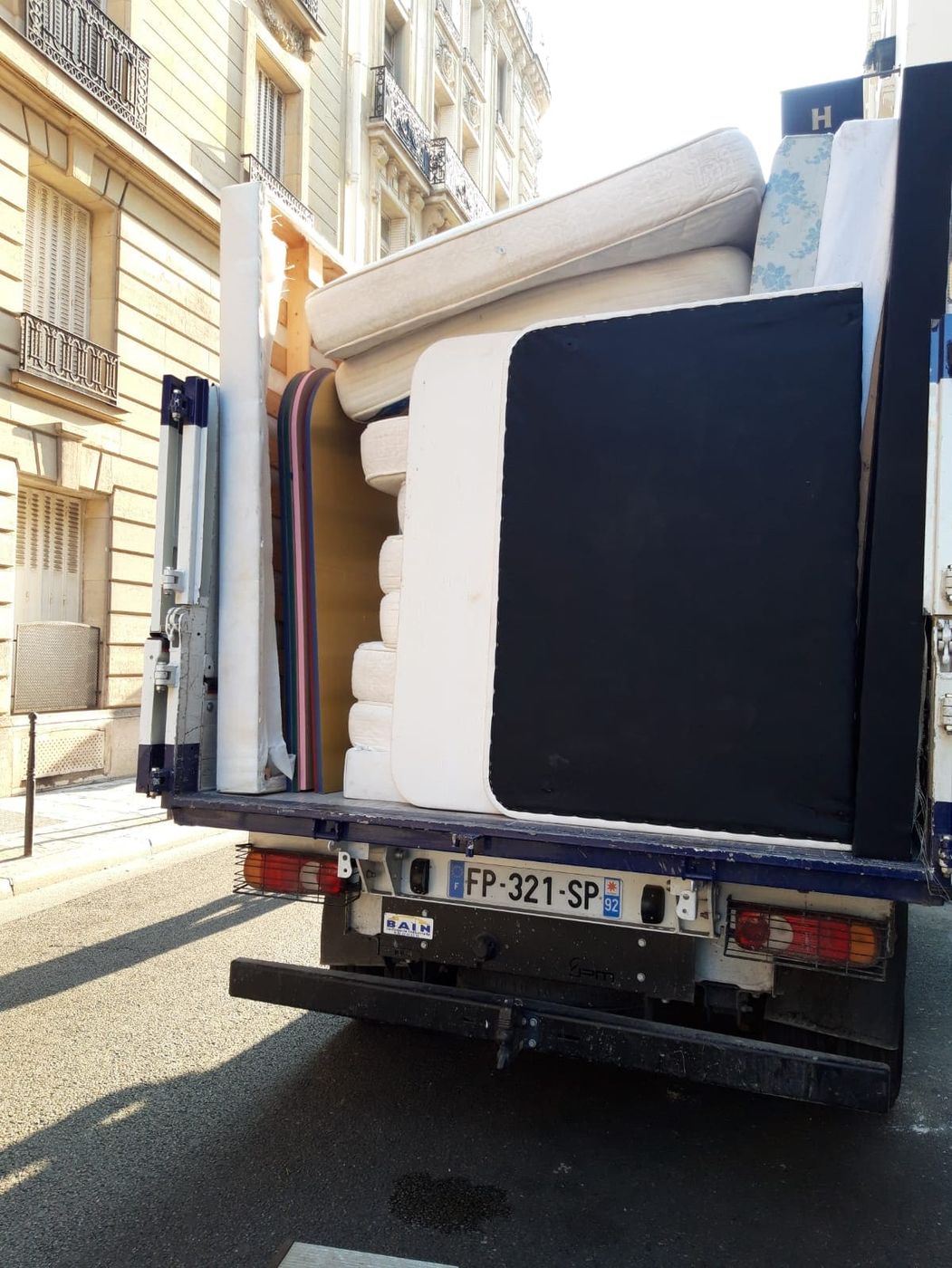 Canapé chargé dans le camion lors d'une collecte de meubles