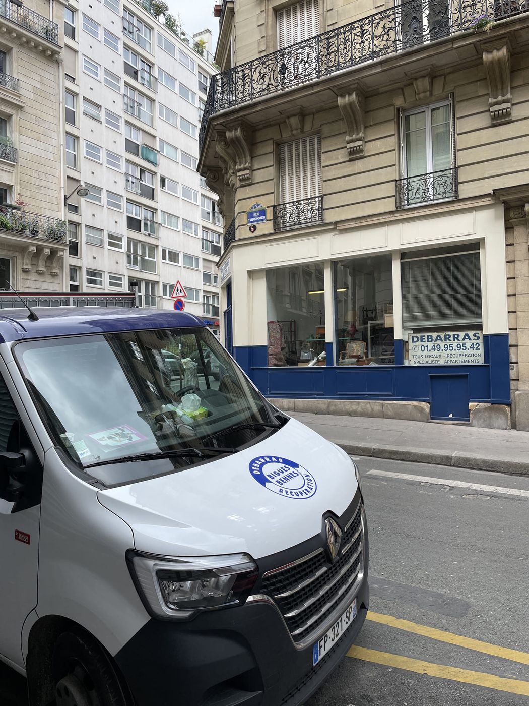 Camion de débarras Bigues Bennes en intervention à Neuilly-sur-Seine