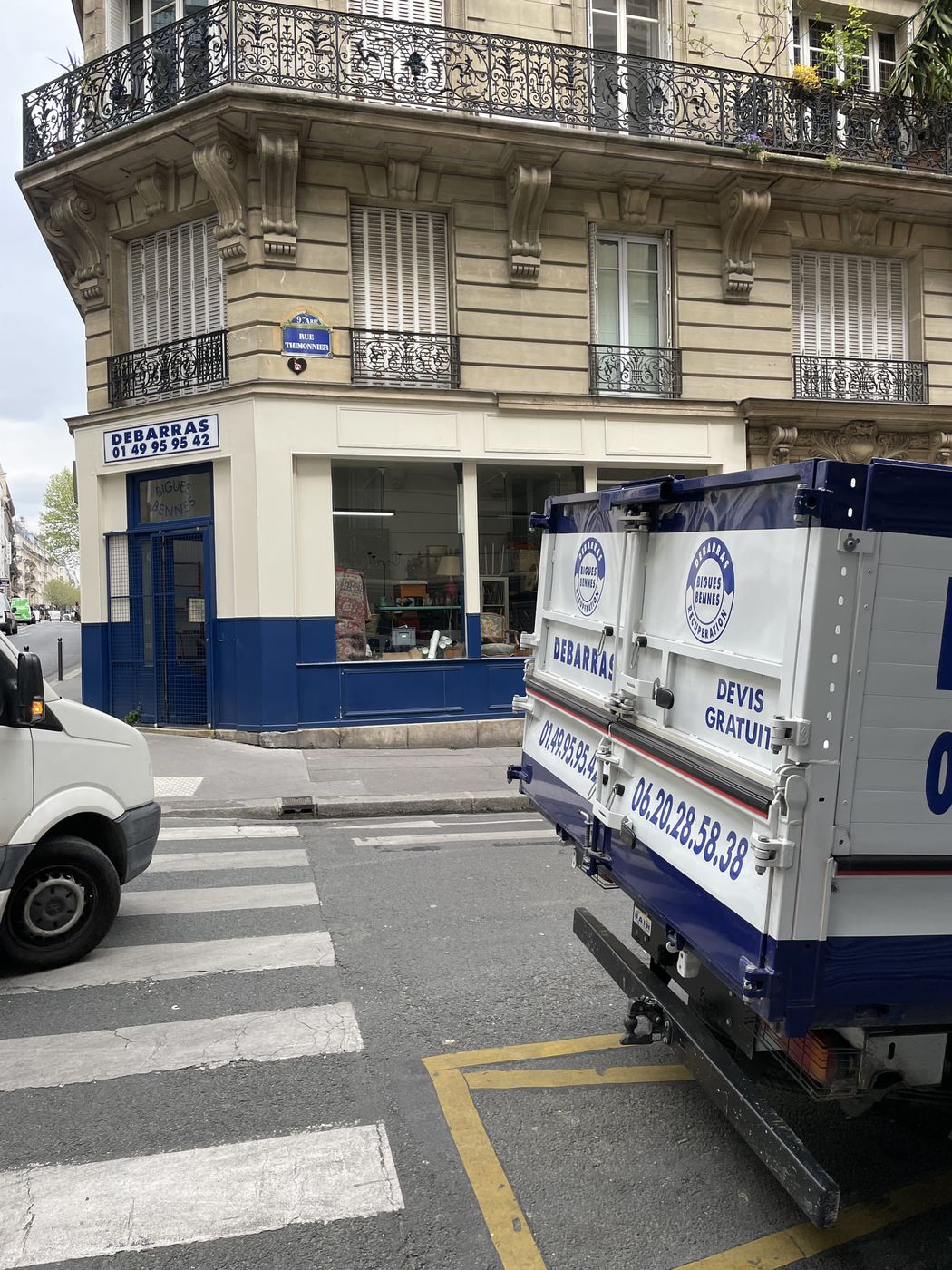 Débarras en cours dans un local parisien