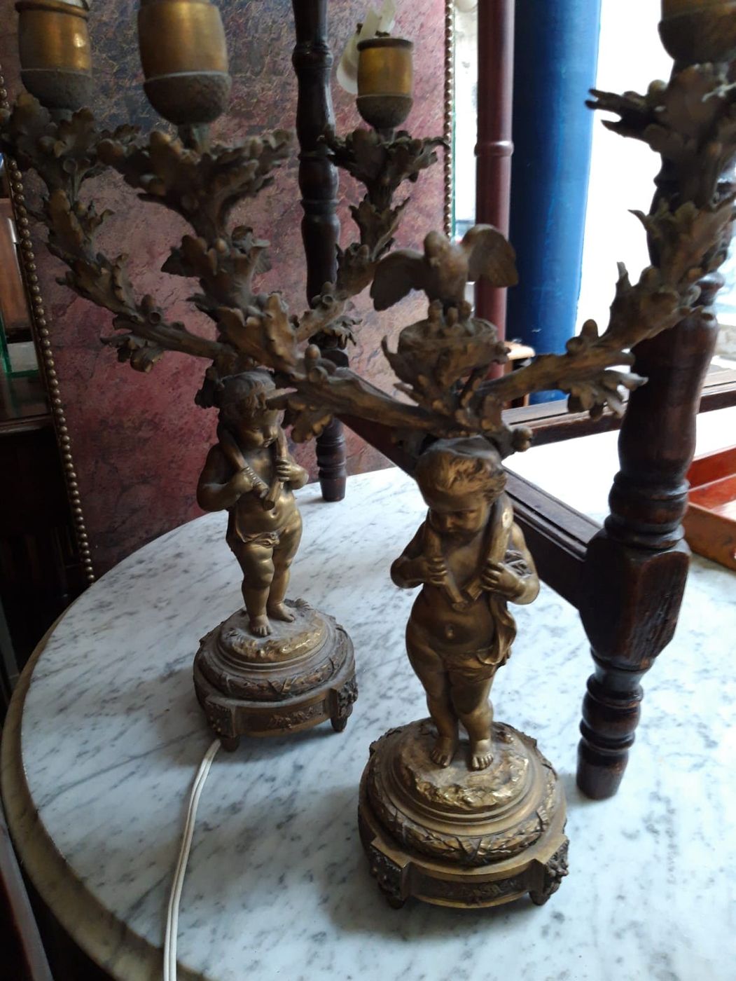 Chandeliers anciens récupérés lors d'un débarras de succession