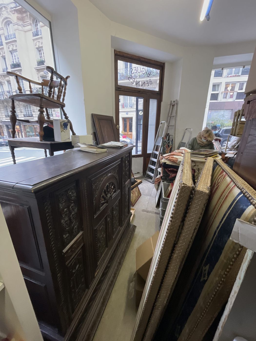 Buffet ancien et cadres pris en charge lors d'une succession