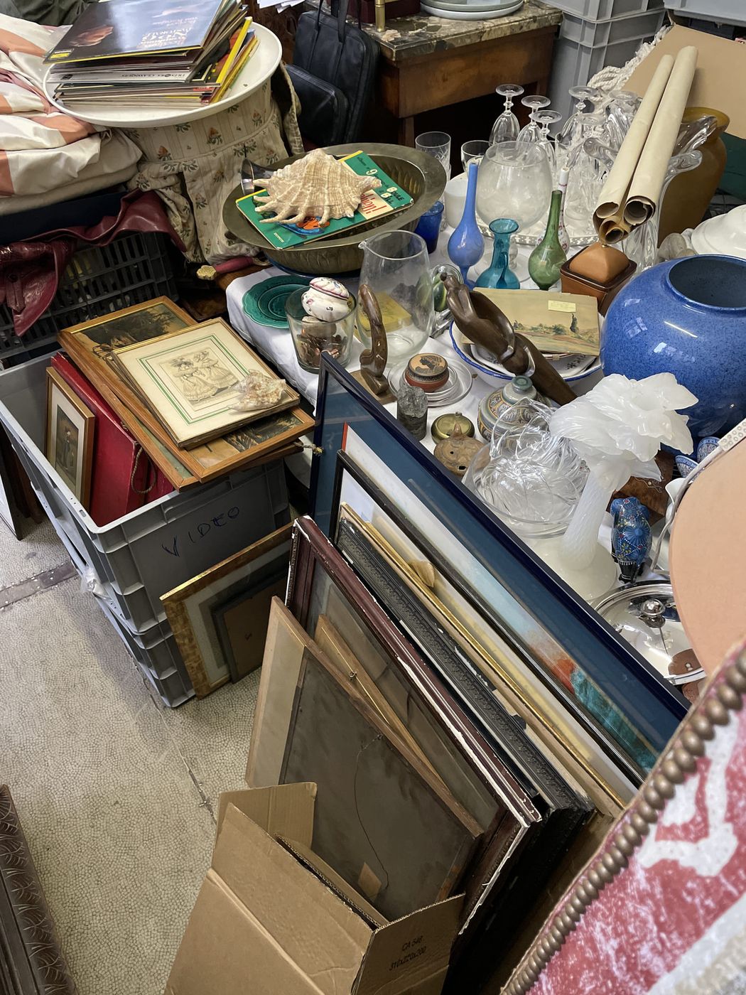 Objets de valeur rassemblés pour estimation lors d'un débarras
